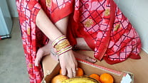 Индийская продавщица фруктов дези занимается потрясающим сексом с покупателем ради торга, аудио на хинди