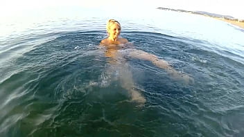 Incrível foda na água da praia pública com boquete subaquático