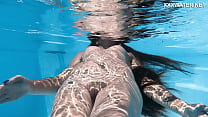 Sensazionale ragazza ungherese in una sessione di nuoto a bordo piscina