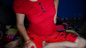 Индийская девушка дези дрочит ногами в спальне