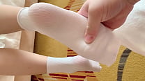 The beauty of the country style wears white socks. At the end, I take the initiative to open the pussy and still let me pump it. Watch the end of the video to make an appointment