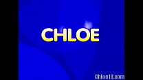 Chloe 18 si accarezza e si infila le dita nella figa