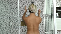 (POV) La transsexuelle aux gros seins Juliana Leal obtient un joli forage après la douche DT736