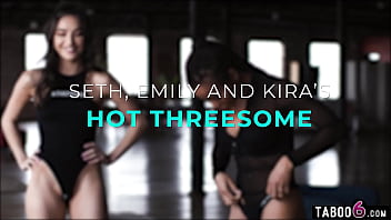 Die junge Latina Emily Willis und das Ebenholzbaby Kira Noir haben geilen Dreiersex mit Seth Gamble