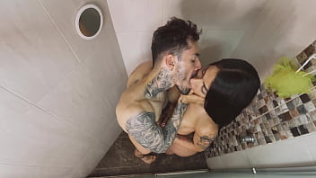 Deliciosa chica transexual paisa follada analmente mientras se ducha con su novio