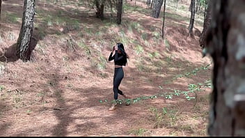 Karol Smith, latina mexicaine sexy, séduit un inconnu pour l'aider dans la forêt et jouit à l'intérieur