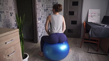 Trentenaire en forme avec un cul serré qui rebondit sur un ballon de fitness