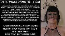 Dirtygardengirl in sexy schwarzen Netzstrümpfen fickt sich selbst in den Arsch und führt zum Analprolaps