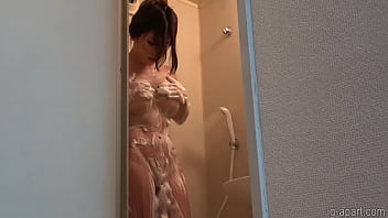 Caméra de douche - Japonaise aux gros seins