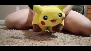 transando com pikachu de pelúcia
