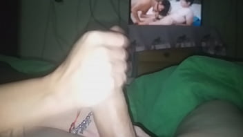 Minha esposa me encontra assistindo pornô e decide me masturbar até que ela tome meu gozo