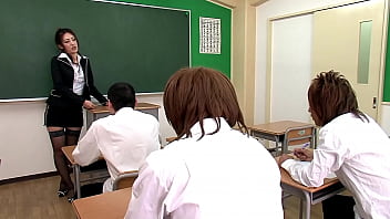ครูสอนพิเศษชาวญี่ปุ่นสุดเซ็กซี่ดูดนักเรียนของเธอบางส่วนก่อนที่จะจบลงในโรงพยาบาลประหลาด