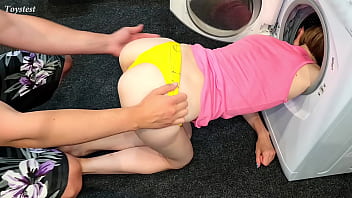 彼女は洗濯機に閉じ込められました...初めてですが、彼女は意図的にやったと思います (Toystest)