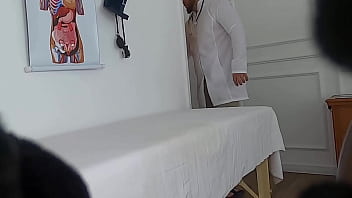 La telecamera filma il paziente che colpisce il dottore