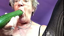Grand-mère joue avec le concombre