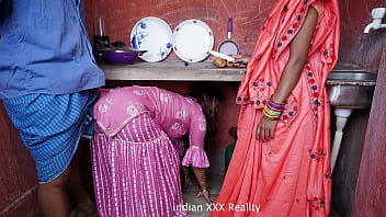 Família indiana na cozinha XXX em hindi