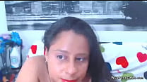 Latina de peitos grandes em tanga se masturba na webcam