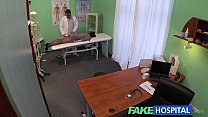 Die gefälschte G-Punkt-Massage im Krankenhaus macht die heiße Brünette des Patienten nass