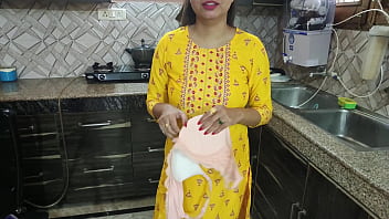 Desi bhabhi stava lavando i piatti in cucina, poi è venuto suo cognato e ha detto bhabhi aapka chut chahiye kya dogi hindi audio