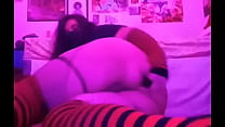 Эмо-пухлая транс-девушка трахает задницу игрушкой