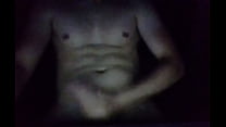 Muscle Young Guy se masturba y se corre en sus abdominales