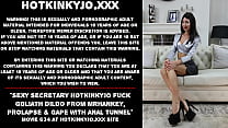 Sexy Sekretärin Hotkinkyjo fickt Goliath-Dildo von Mrhankey, Prolaps & Gape mit Analtunnel