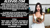 Der sexy Anal-Pornostar Hotkinkyjo steckte sich in der Küche jede Menge Gelees in den Arsch, Fisting und Prolaps