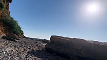 Чертова сучка Скай Янг на нудистском пляже. Полный в чистом виде