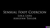 Lola Leda et Ashlynn "Préliminaires sensuels pour l'adoration des pieds"