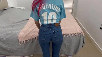جارية من الأرجنتين تتصل بي لأسجل لها العادة السرية، أذهب إلى منزلها وهي ترتدي الجينز الضيق المثير للغاية