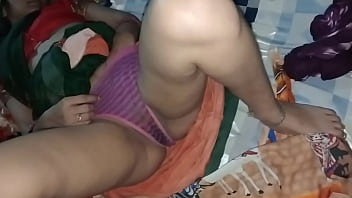 A estrela pornô Desi ragni bhabhi faz vídeo de sexo com o namorado, garota indiana gostosa foi fodida pelo namorado, vídeo indiano xxx