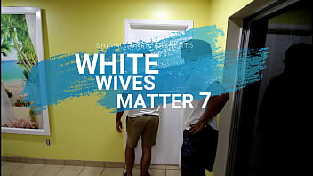 White Wives Matter 7: el servicio de jardinería de Hood no acepta cheques, pero aceptará el coño de su esposa como pago mientras usted está en el trabajo.