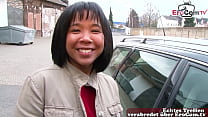 隣のドイツ人アジア系若い女性が路上でオーガズム鋳造のために接近