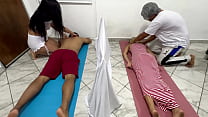 Сексуальная массажистка трахает мужа во время парного массажа рядом с его женой NTR JAV