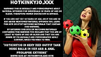 Hotkinkyjo en sexy traje rojo recibe enormes bolas en su culo y prolapso anal extremo