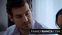 FamilyBangs.com ⭐ El tío prefiere follar a su joven en lugar de sus obligaciones en la oficina, Khloe Kapri, Jay Smooth