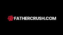 FatherCrush - レズビアンの継娘が両方の長所を手に入れる