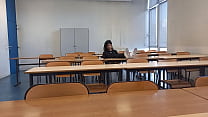 Excité à l'école pendant la révision de cours, cet étudiant franco-asiatique sort sa bite en public, se branle dans une salle de classe universitaire à risque