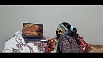 パキスタンの女の子がポルノビデオを見ながらオマンコを前戯する