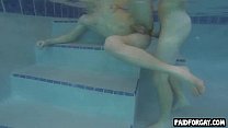 Maromo hetero follado en una piscina por algo de dinero