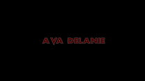 Ava Delanie leva a carga do namorado