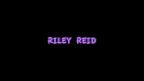 A linda morena de 19 anos, Riley Reid, ganha uma foda e uma gozada facial