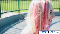 Die junge Avril-Lavigne-Doppelgängerin wird in ihre Pop-Punk-Muschi gefickt