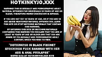 Hotkinkyjo in schwarzen Netzstrümpfen fickt Bananen mit ihrem Arsch und Analprolaps