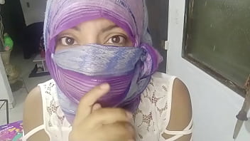 Сексуальная возбужденная милфа в хиджабе-никабе, арабка-мусульманка мастурбирует сочную сквиртующую киску перед вебкамерой в прямом эфире