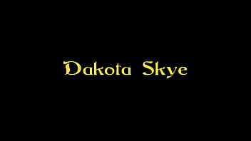 La animadora Dakota Sky se arrodilla en el Gloryhole del confesionario