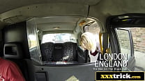 Splendida bimbo bionda britannica che tradisce con un tassista