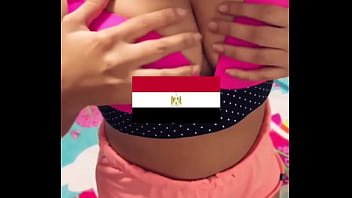 Sexo árabe, fogo, vagabunda egípcia, e ela tira a renda e diz: “Quero tanto que quatro pessoas me fodam”.