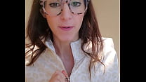 Hotwife à lunettes, MILF Malinda, utilisant un vibromasseur au travail