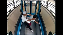 Вирусное видео секса в метро по кабелю